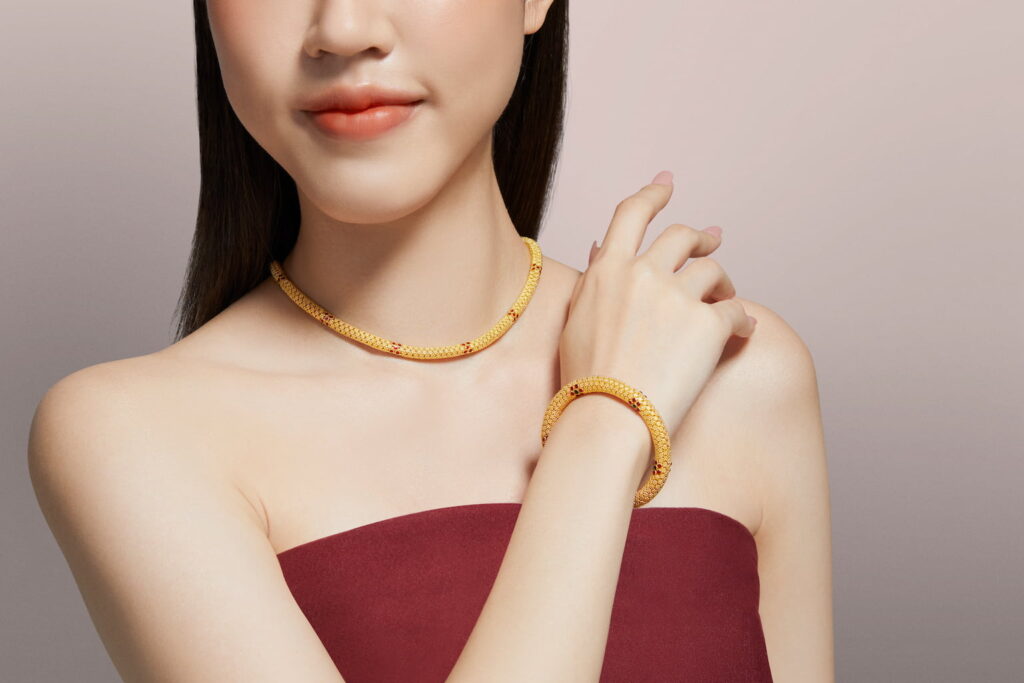 ทองคำโปร่งส่องประกายระยิบระยับสวยงาม